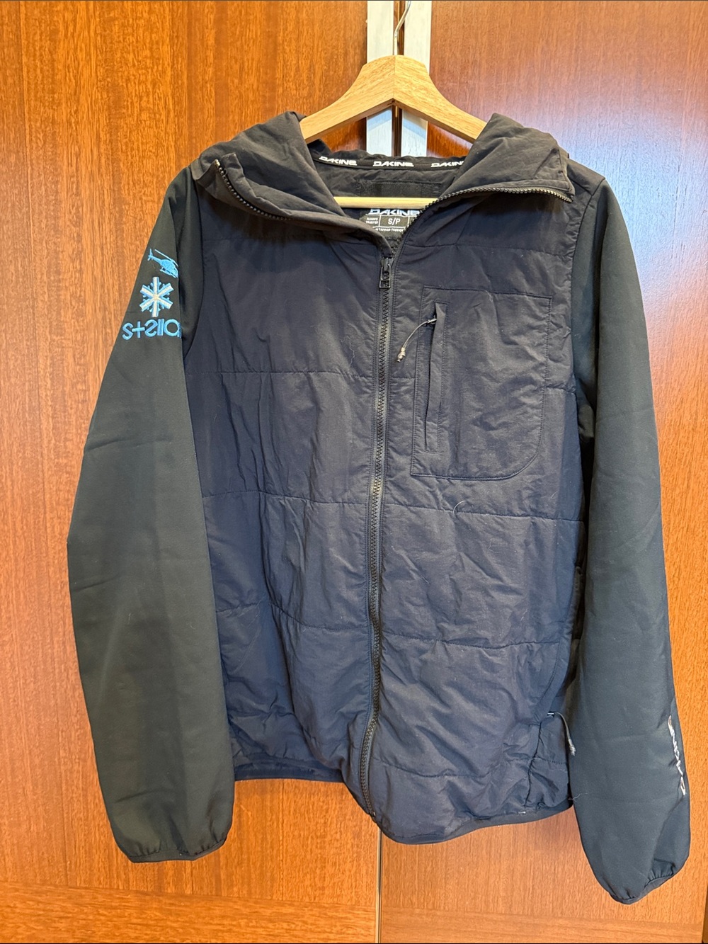 Dakine Men's Black Quilted Hooded Puffer Jacket with Chest Pocket